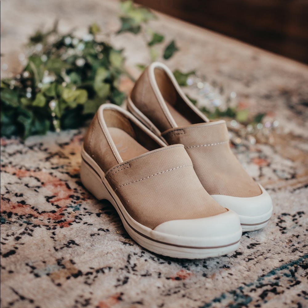 Dansko Volley Hopsack Tan Clogs 37